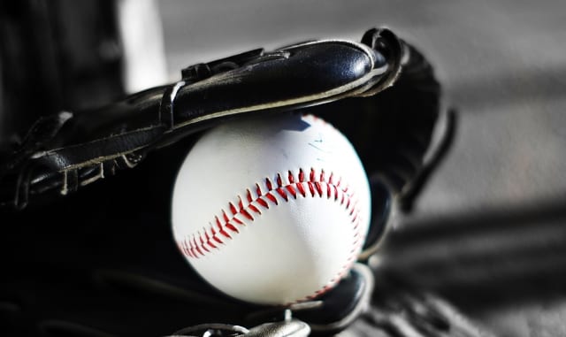 画像：野球ボールとミット